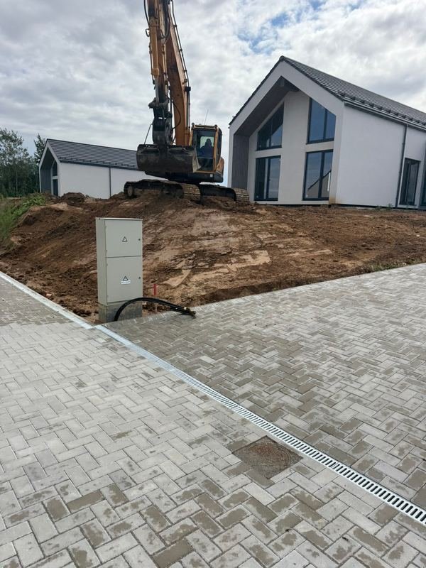 Trinkelių klojimo darbai su mini ekskavatoriumi prie naujo namo