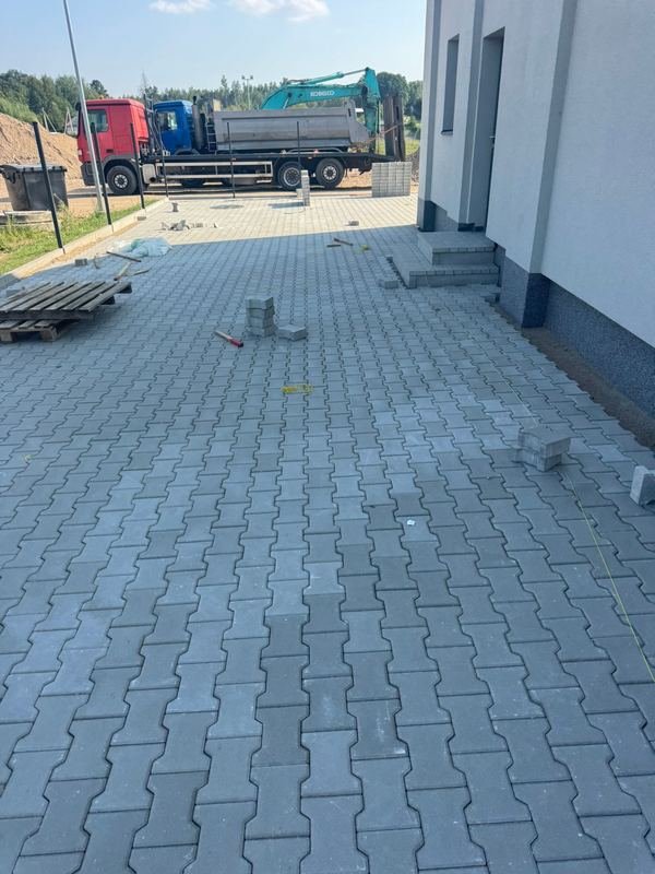 Banguotų trinkelių danga tarp gamybinių pastatų