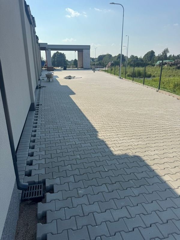 Trinkelėmis išklotas privažiavimas prie sandėliavimo pastato